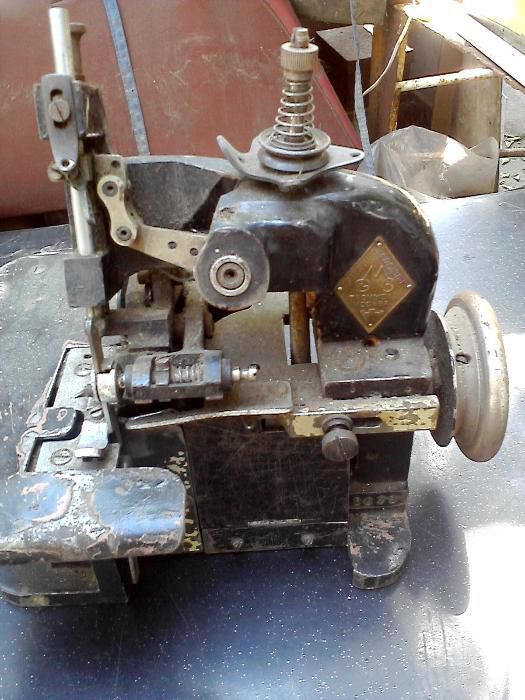 Продаю швейную машинку ЭМЗ Москва