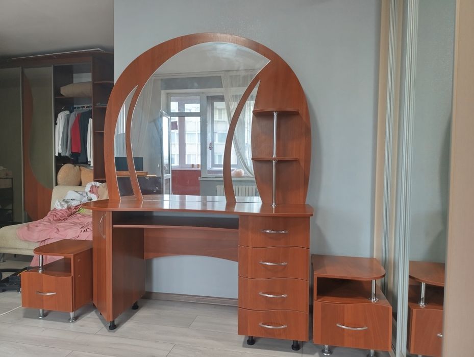 Трюмо с тумбочками .