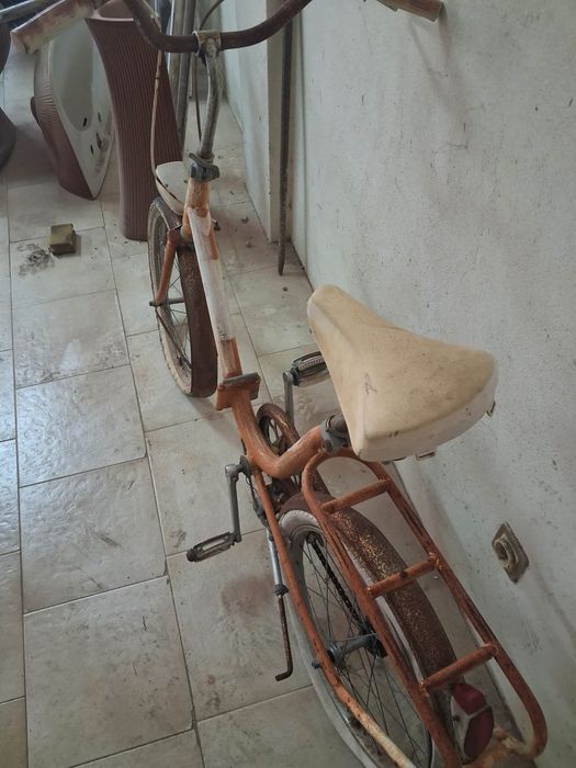 Bicicleta antiga dobrável para restauro completo
