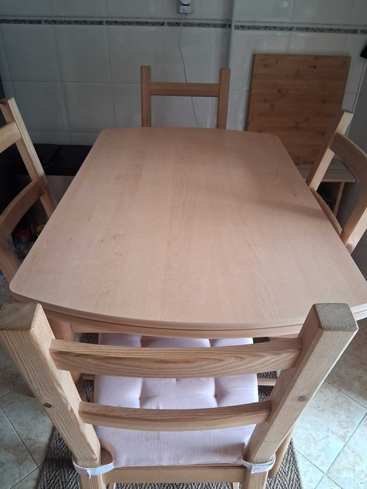 Vendo mesa de cozinha com 4 cadeiras