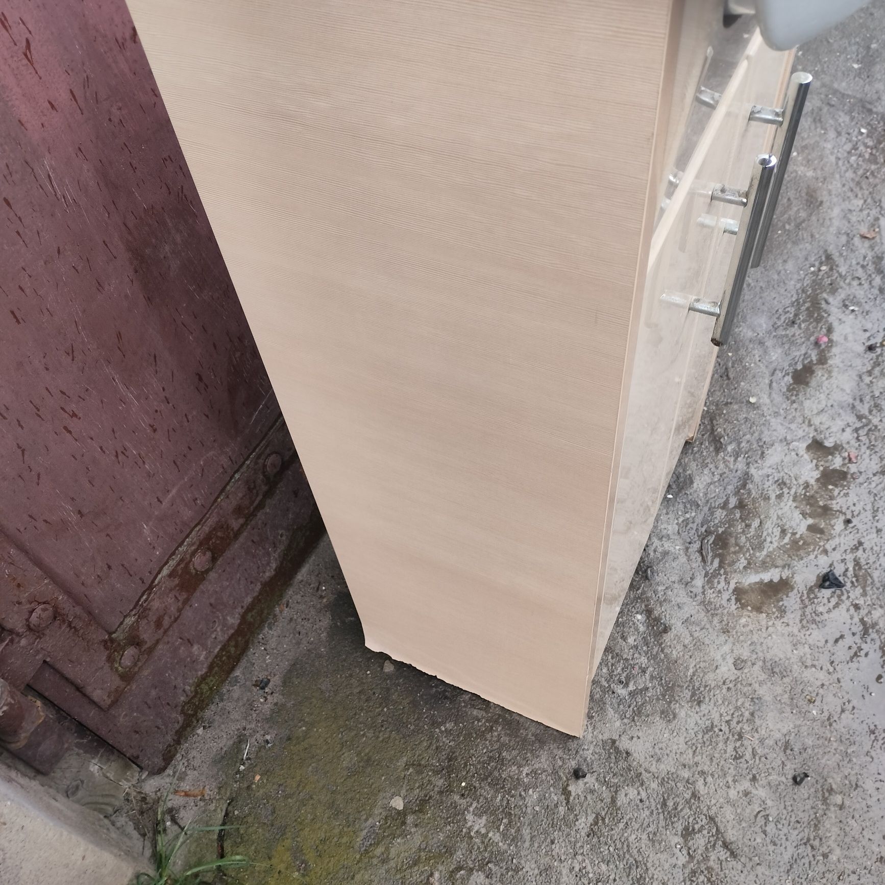 Szafka z umywalka i kranem