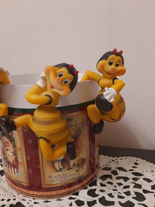 Бджілки із пластокераміки.