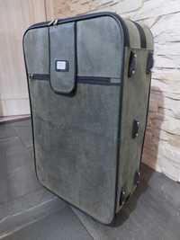 Duża, pojemna walizka turystyczna na kółkach