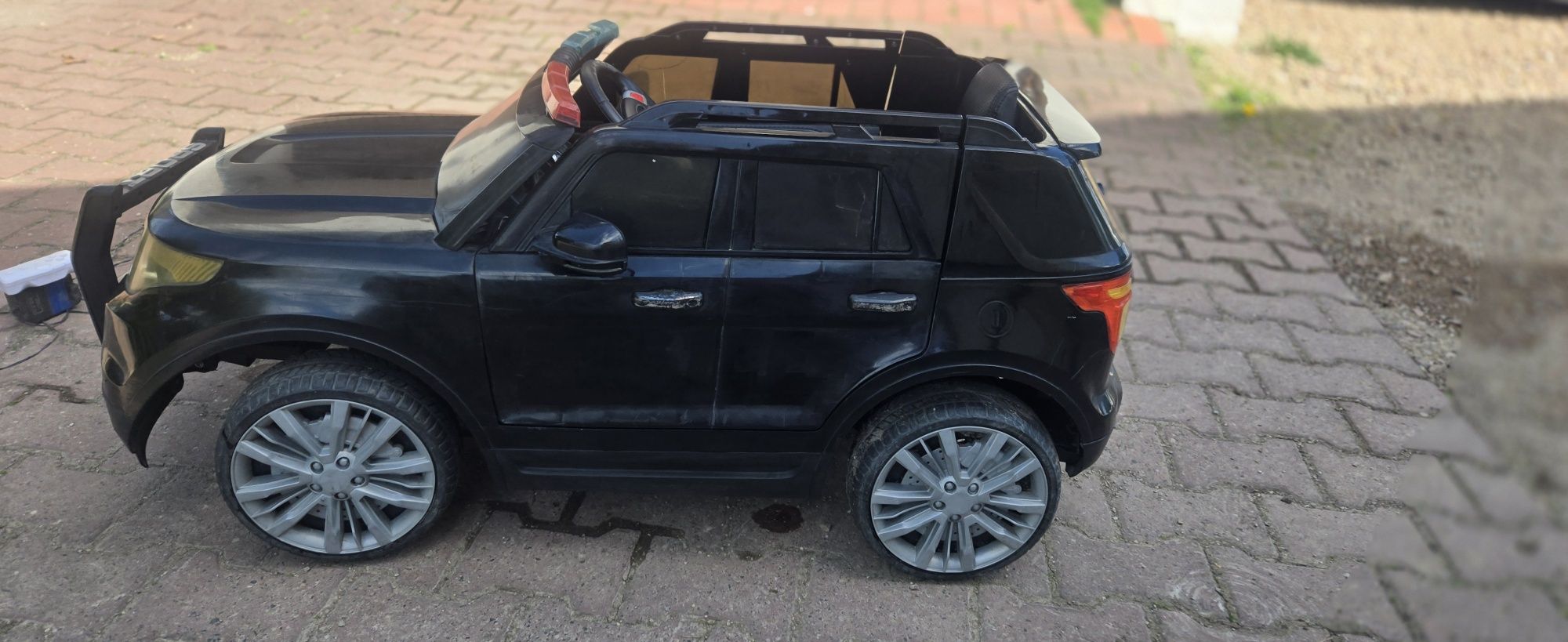 Samochodzik elektryczny dla dziecka z pilotem - policja.