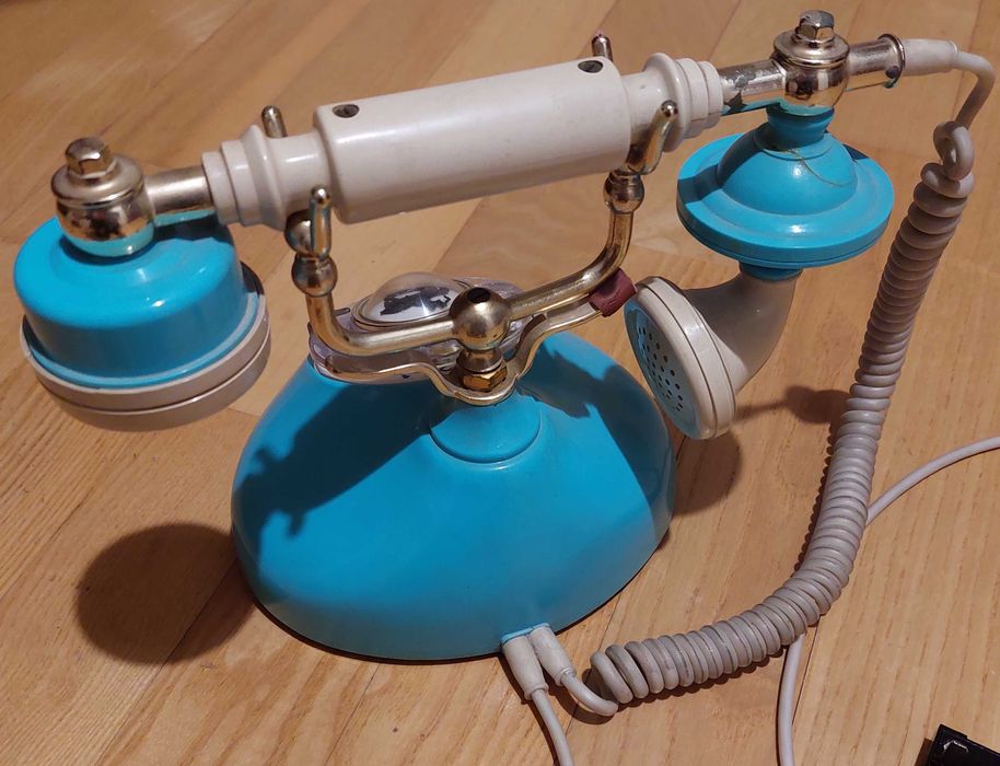 Телефон проводной ретро