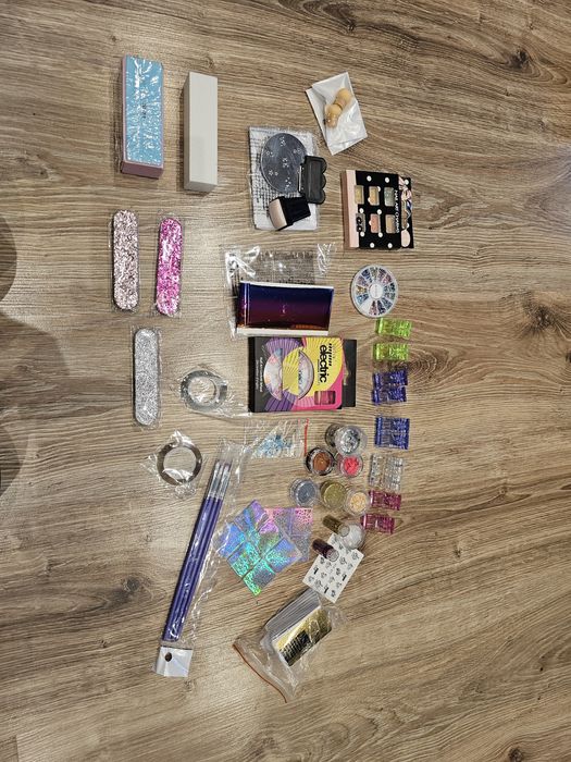 Akcesoria do zdobienia paznokci.