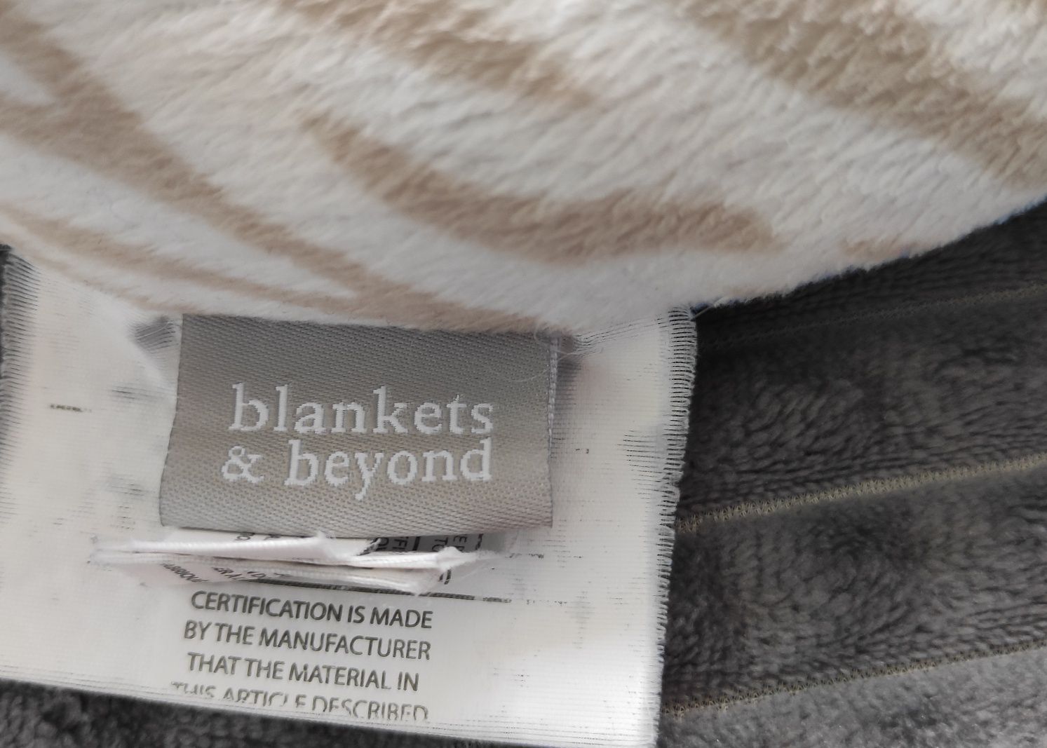 Blankets&Beyond rogal poduszka pod główkę do auta