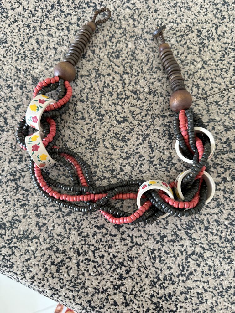 Colar com argolas e fecho com botao em couro