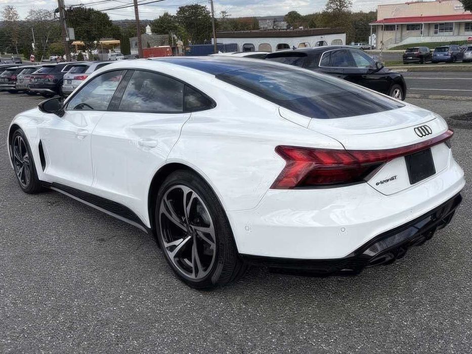 Audi e-tron      2023