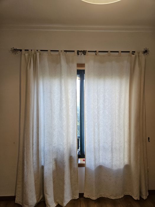 Cortinas brancas com padrão
