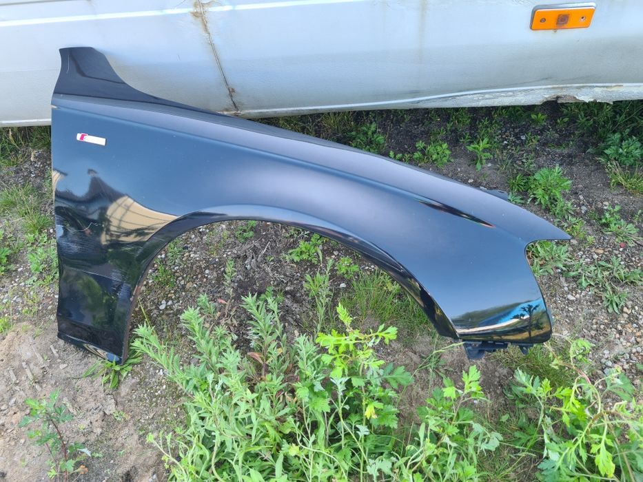 PRAWY BŁOTNIK przedni czarny przód AUDI A4 B8 2009r LZ9Y