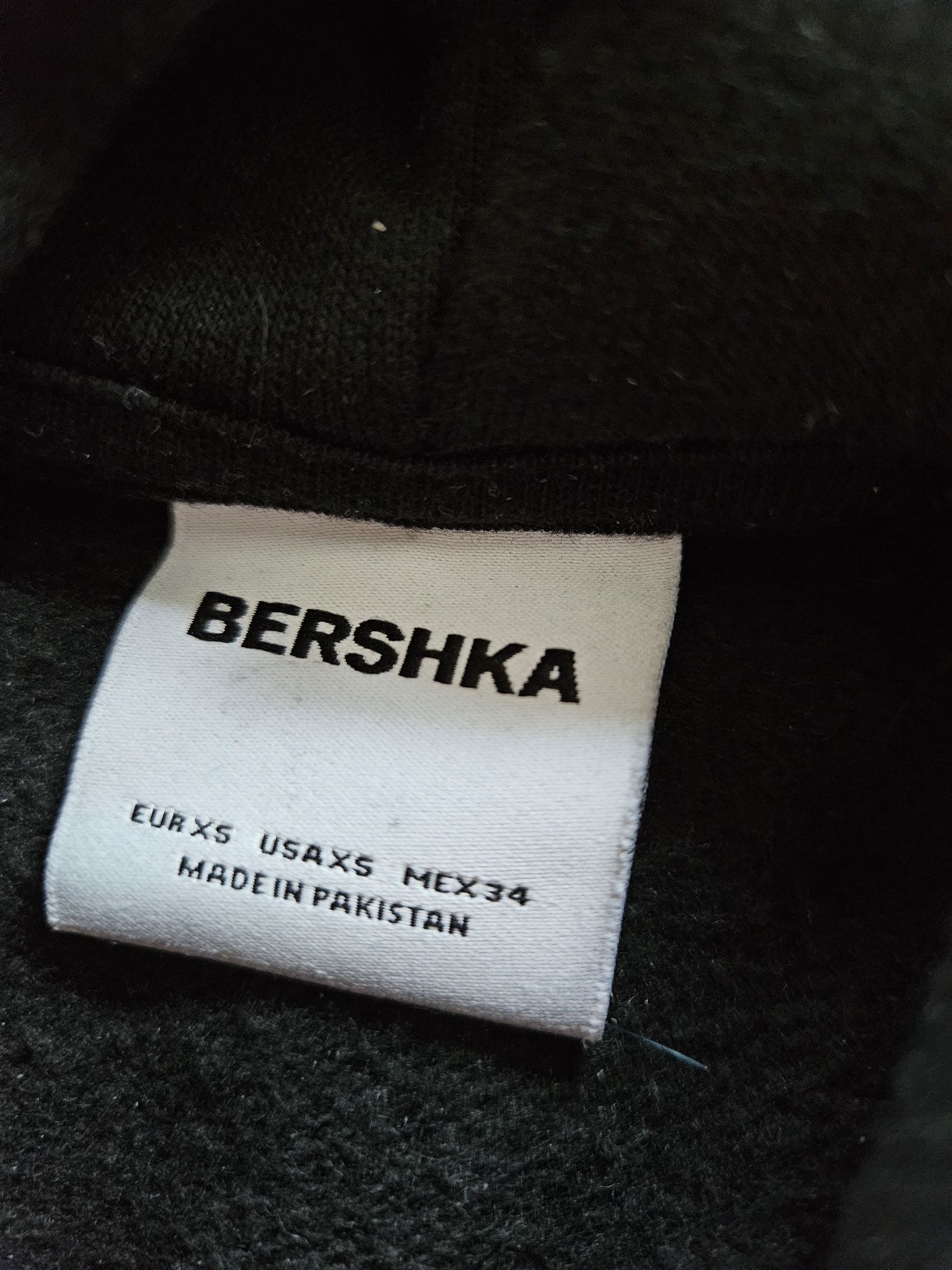Czarna bluza z kapturem z nadrukiem na plecach Bershka r. XS