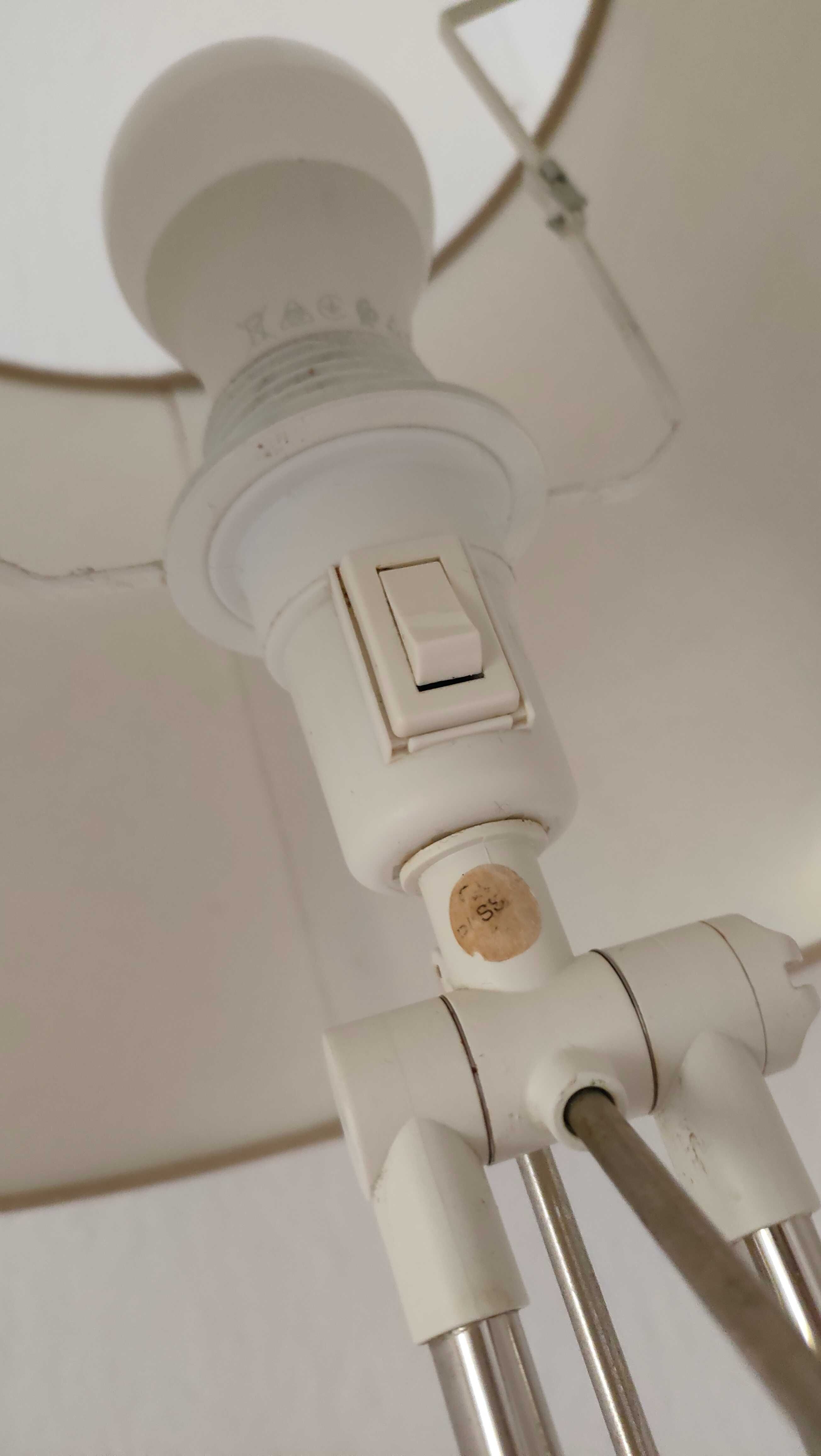 stojąca lampa regulowana