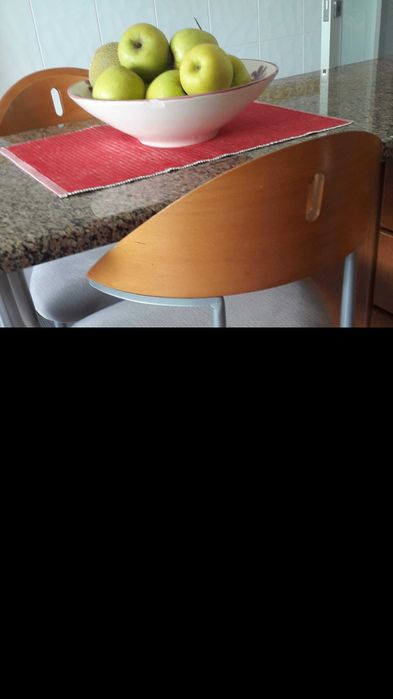 Conjunto mesa de cozinha (120 x 80cm)) + 4 cadeiras + 2 bancos balcão.