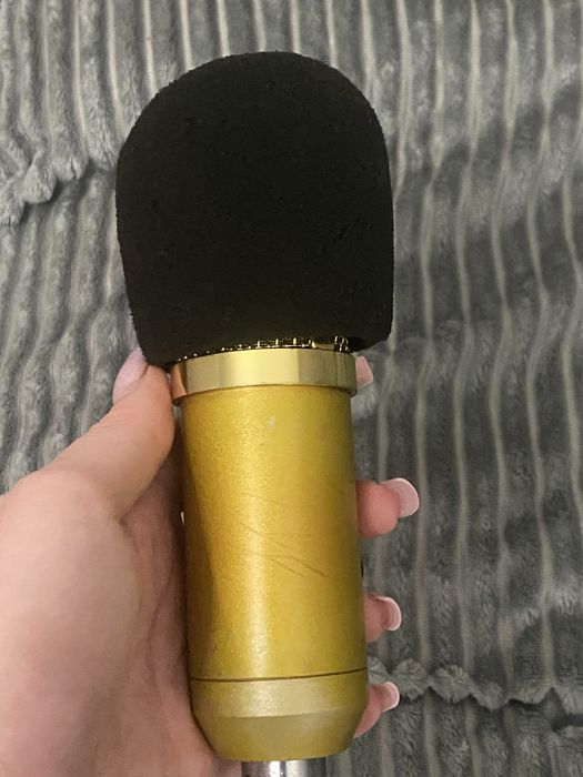Студійний мікрофон в гарному стані дешево