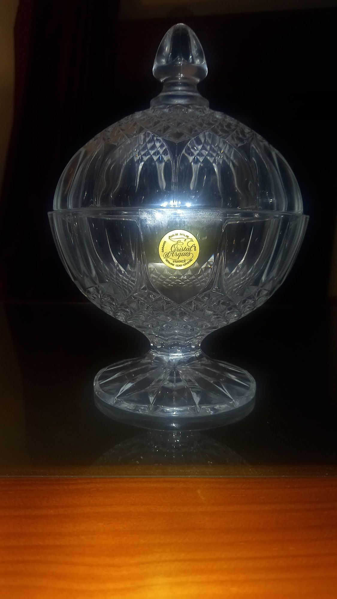 Duas bomboneiras,uma de Cristal D'Arque,25 cm,e outra depósito da Mari