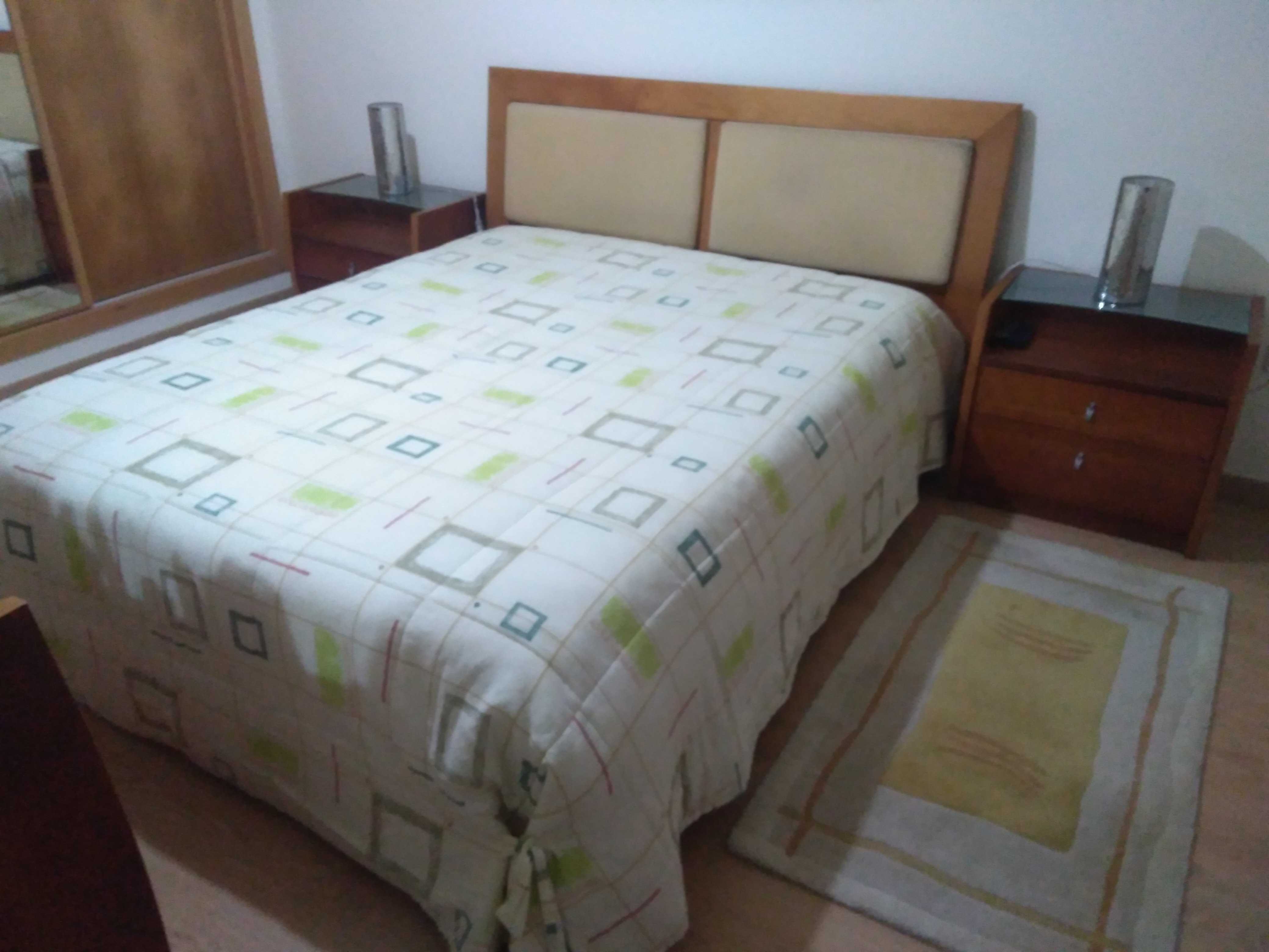 Cama de casal ou individual em Cerejeira Maciça da (Lá Sénia)