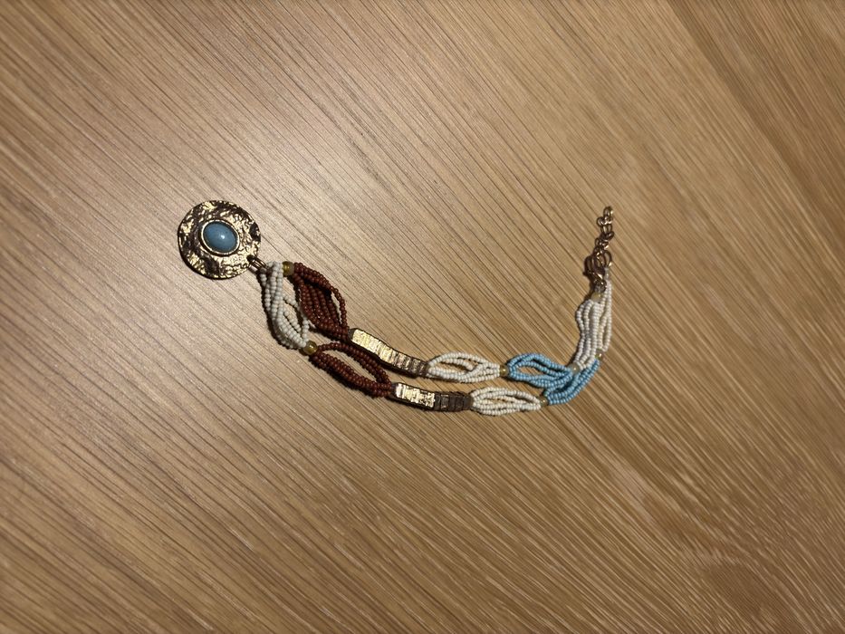 Colar da Parfois, em tons de azul, branco e castanho.