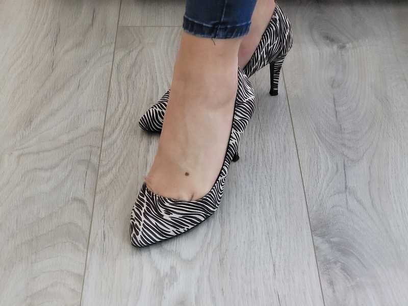 Biało-czarne szpilki w z zebrę / czółenka / buty na niskim obcasie, 36