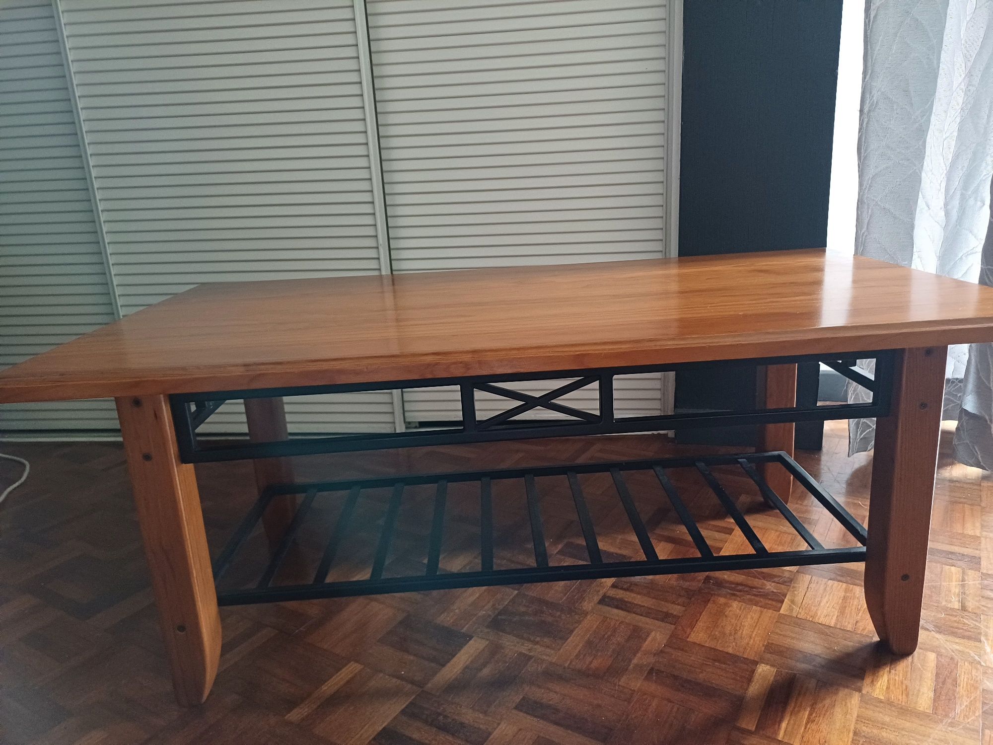 Mesa de centro em madeira e metal