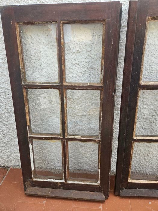 Janelas de madeira com vidros pequenos