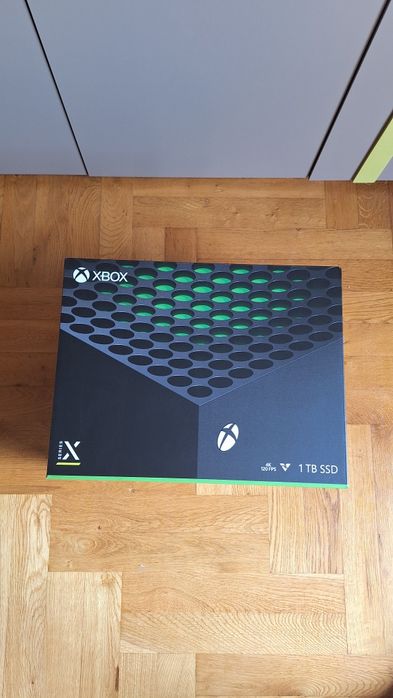 Xbox series x mało używane + gra minecraft jeszcze na gwarancji w