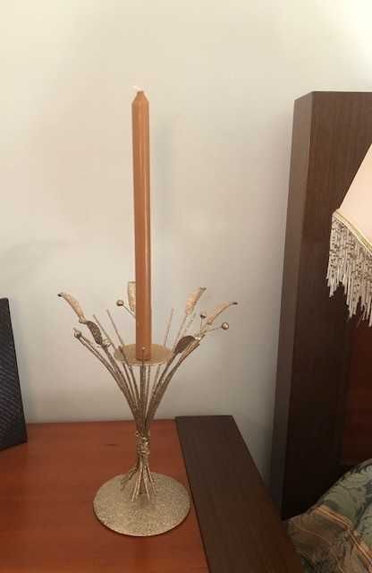 Castiçais decorativos em dourado com brilho