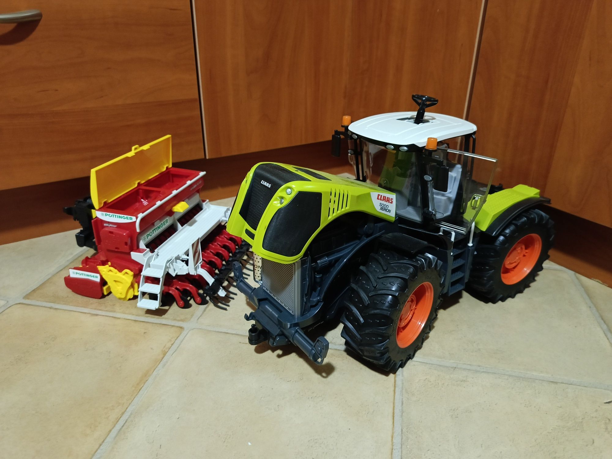 Traktor Bruder Claas Xerion 5000 + Siewnik Pottinger Vitasem 302 ADD