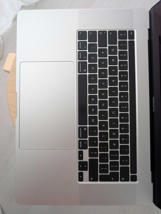 MacBook Pro 16-calowy 2019, Touch Bar.