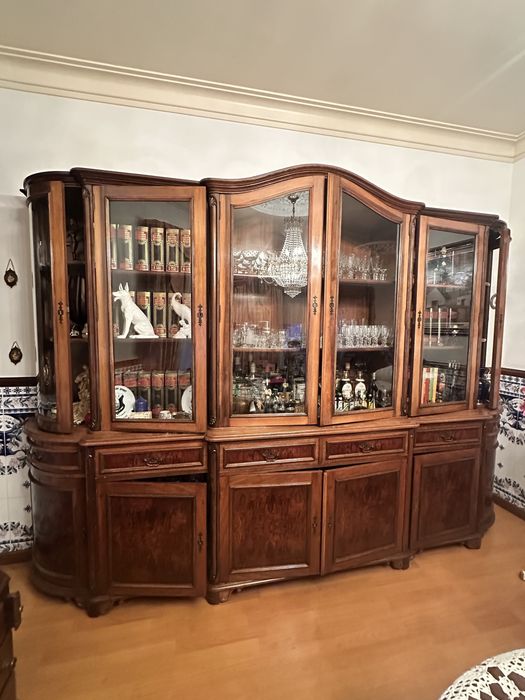 Cristaleira de madeira escura