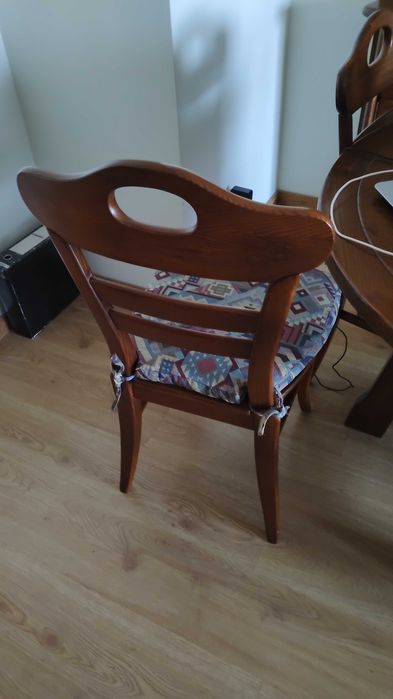 Louceiro em pinho, armário de suporte, mesa de sala jantar e cadeiras.