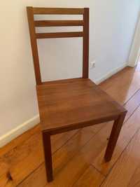 Cadeiras de madeira de cerejeira