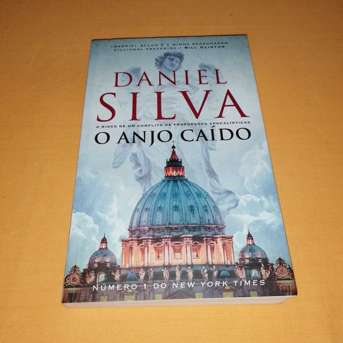 Livro "O Anjo Caído", de Daniel Silva, como novo