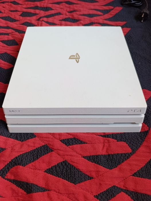 PS4 Pro 1TB Branca + 2 comandos + 4 jogos + caixa original – Excelente
