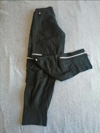 Czarne spodnie z detalami