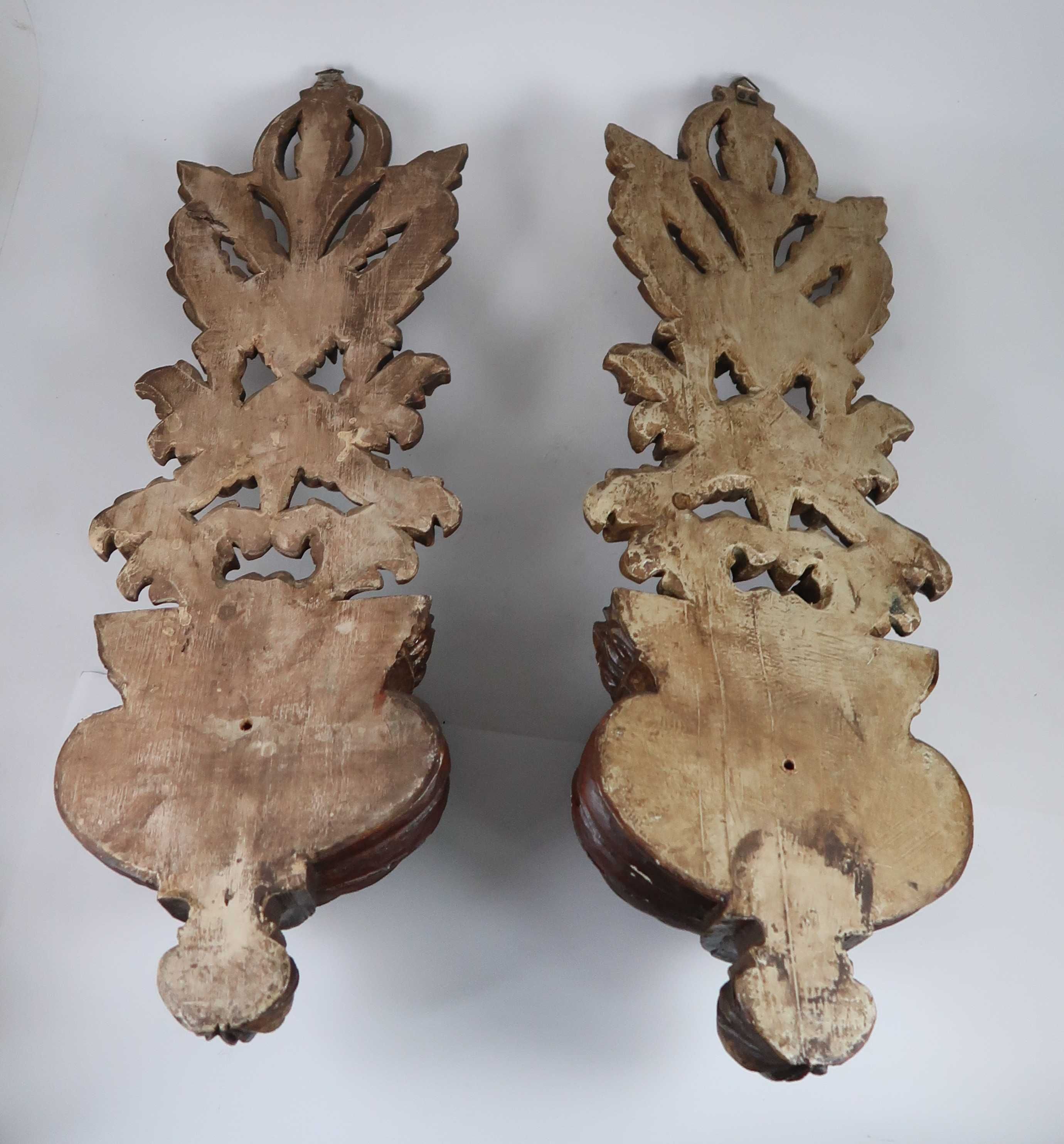 Apliques de parede antigos em madeira talhada