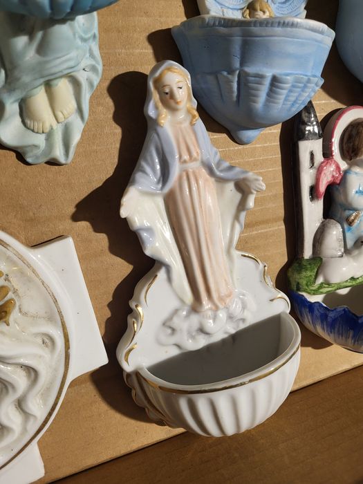 Maryja Niepokalana kropielnica porcelanowa