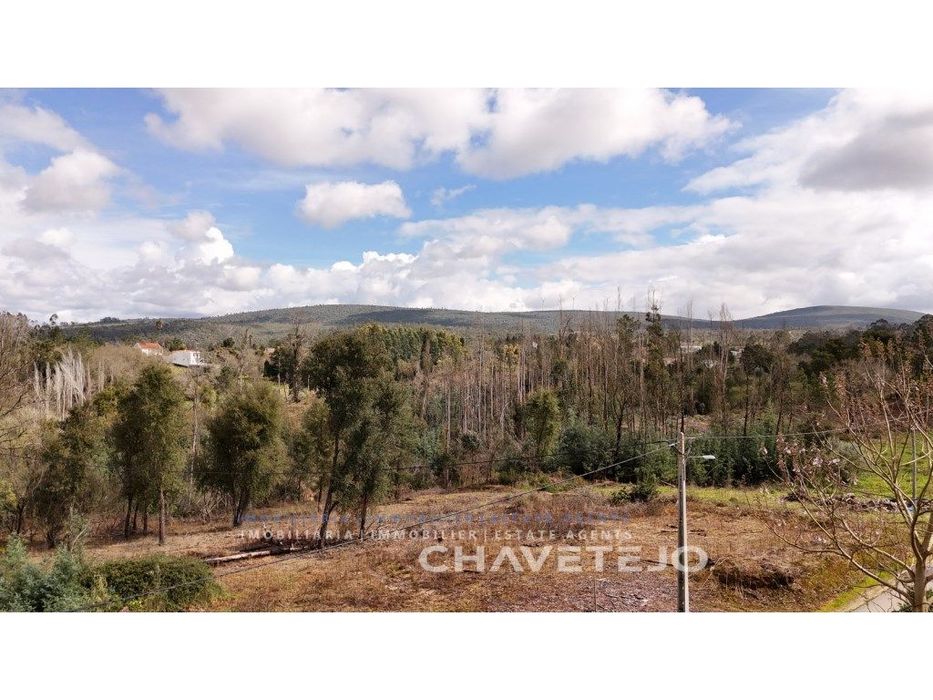 2 lotes para construção (1) com projecto de construção de T3 térreo...