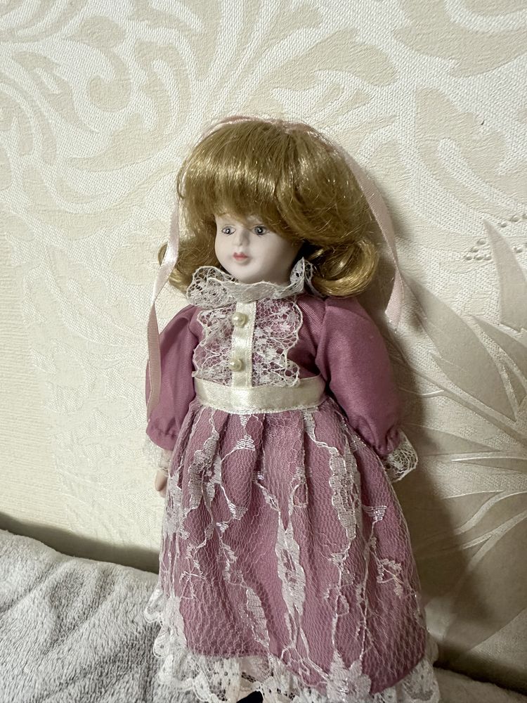 Характерна фарфорова лялька