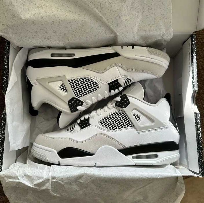 Buty-biegania-Jordan 4 RetroMilitaryBlack R.37.5