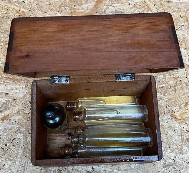 Estojo de laboratório com frascos