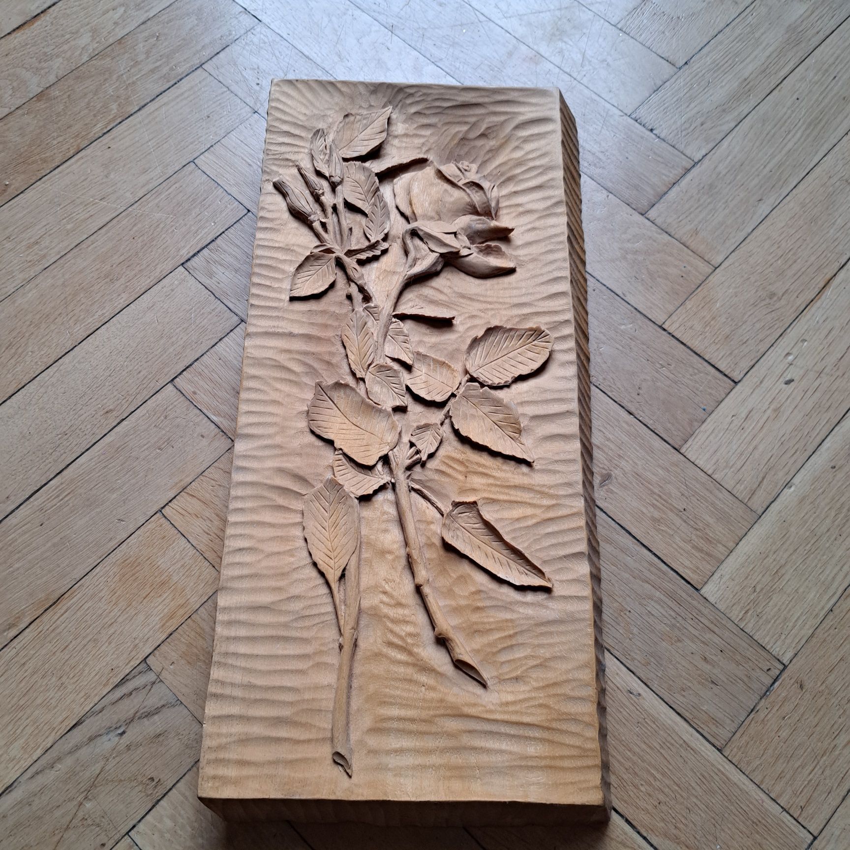 Piękna płaskorzeźba drewno róże