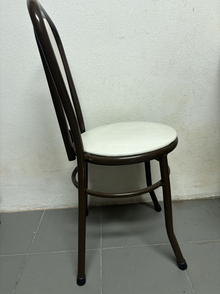 Conjunto de 4 cadeiras estrutura ferro acento/encosto napa branca