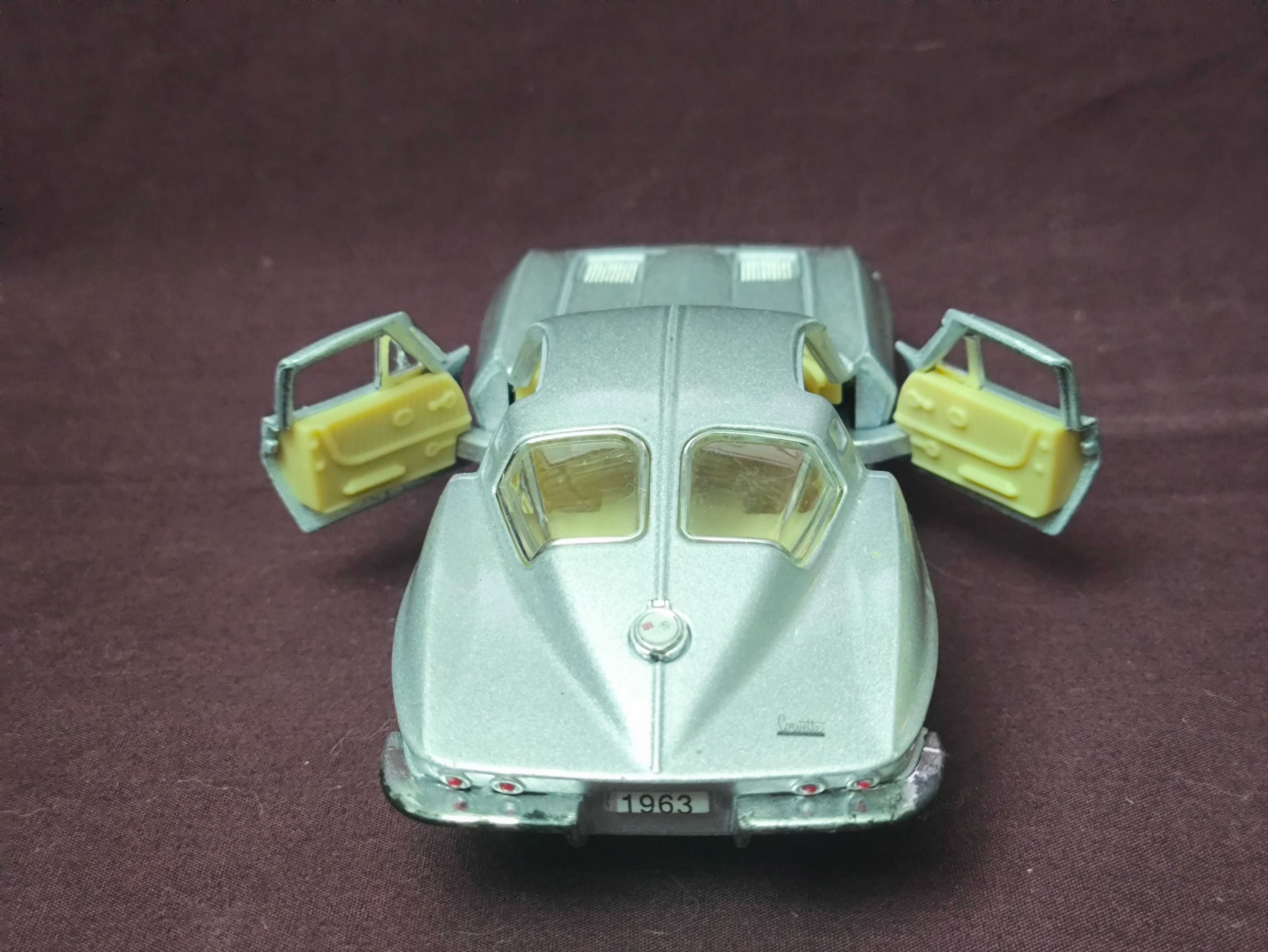 Машинка инерционная Chevrolet Corvette Sting Ray 1:36 Kinsmart KT5358