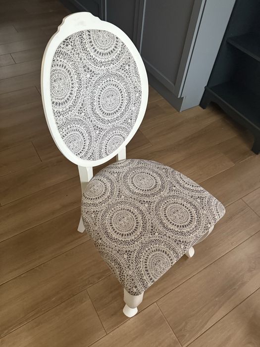 Krzesla biale tapicerowane 6 sztuk za 599 zl