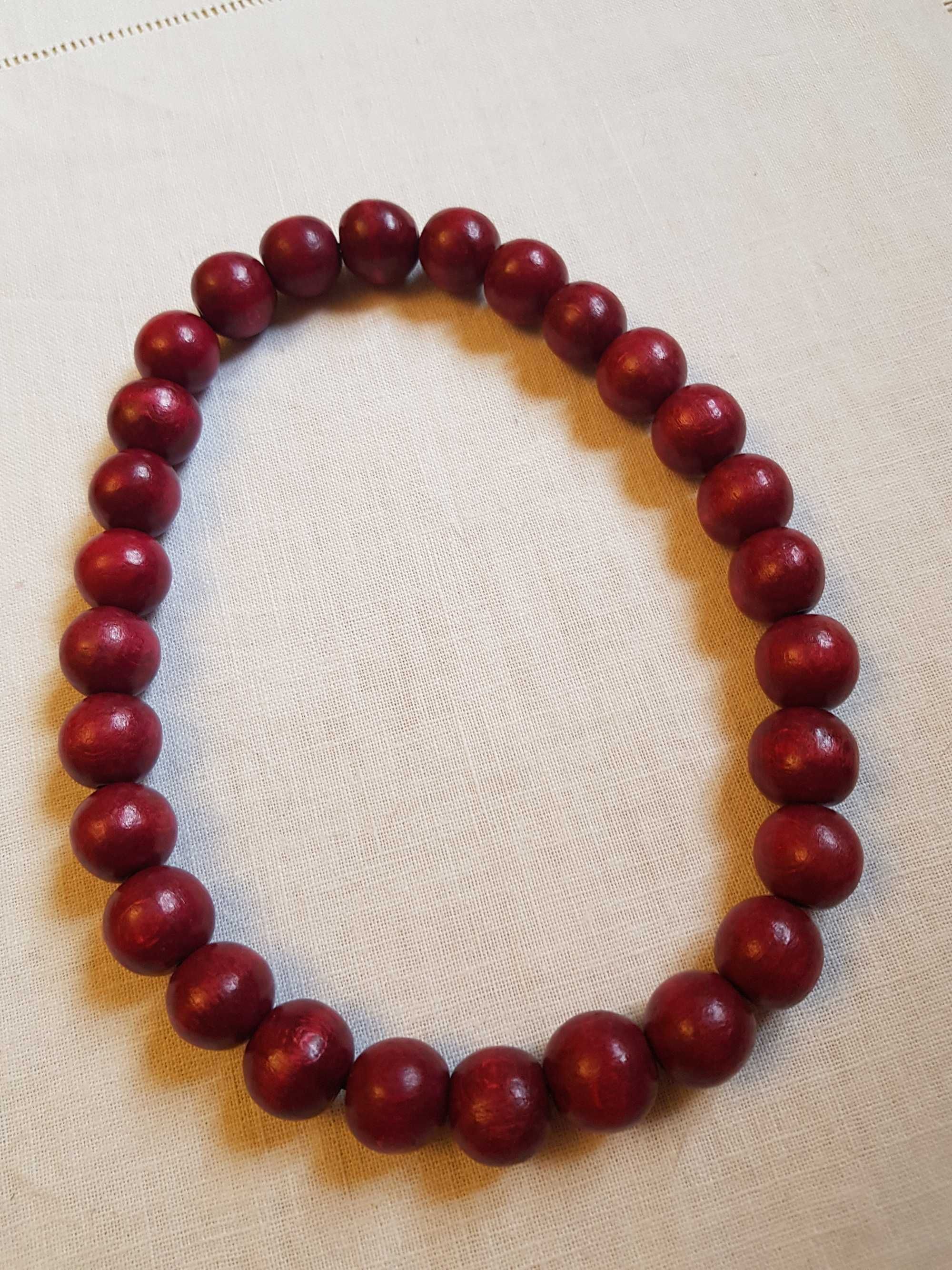 Nowe drewniane korale w kolorze burgunda.