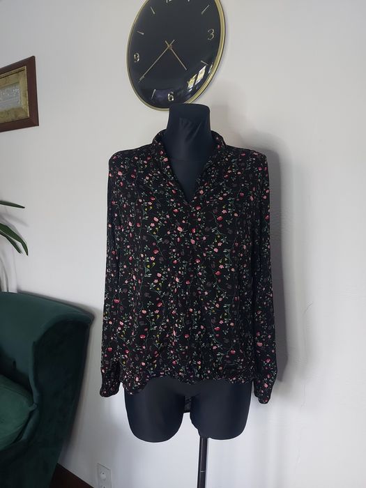Czarna bluzka w kwiaty z ozdobnym zszyciem dłuższym tyłem 36 S
