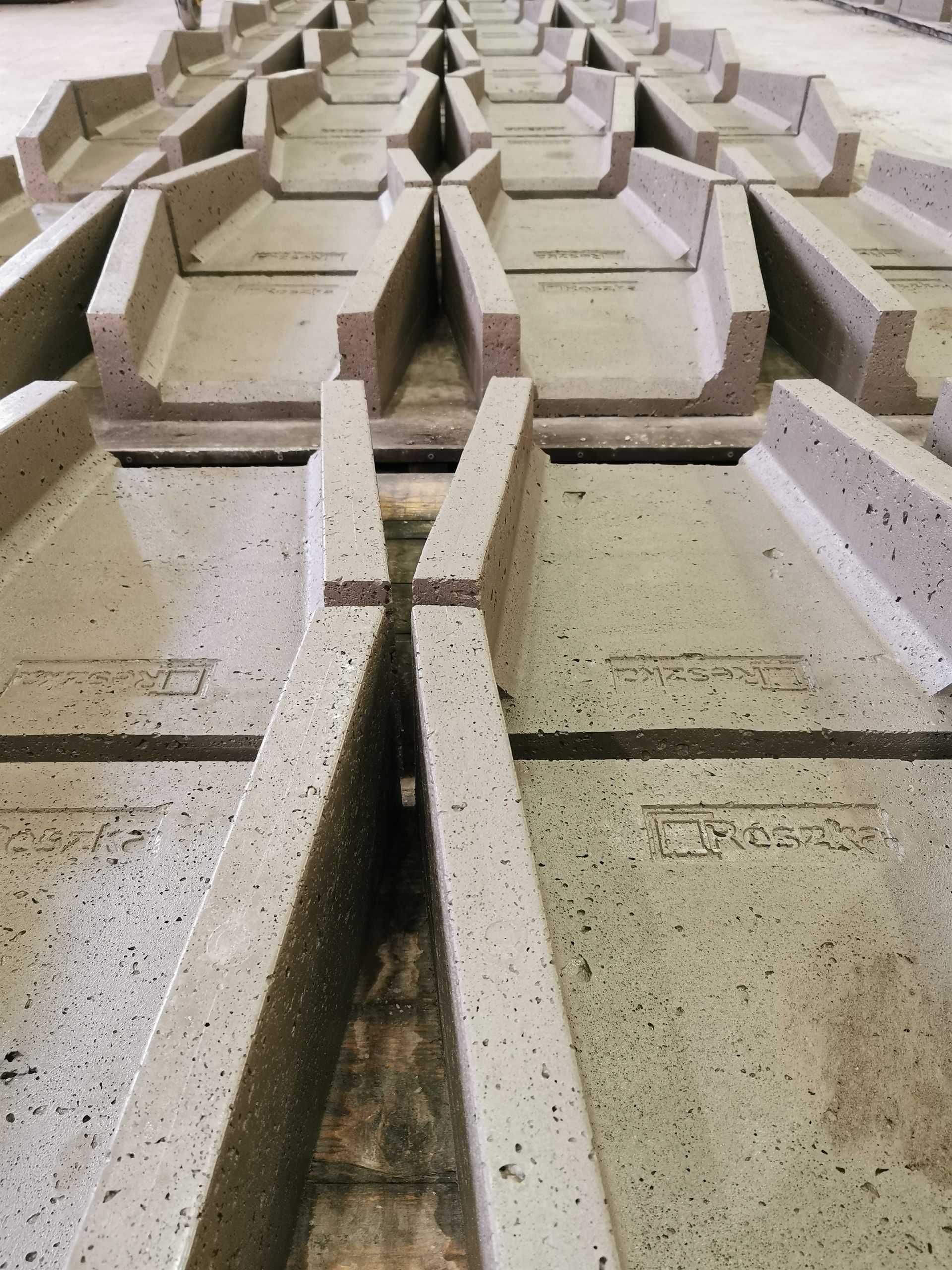 Ściek skarpowy trapezowy KPED 01.25