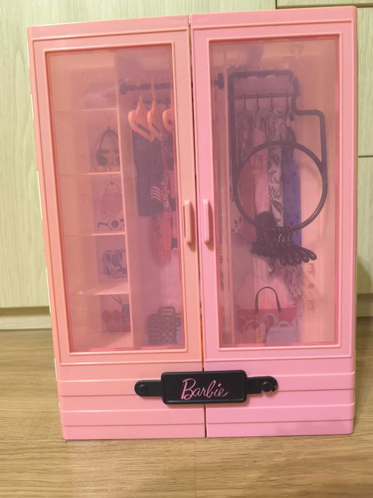 Szafa dla Barbie z ubrankami