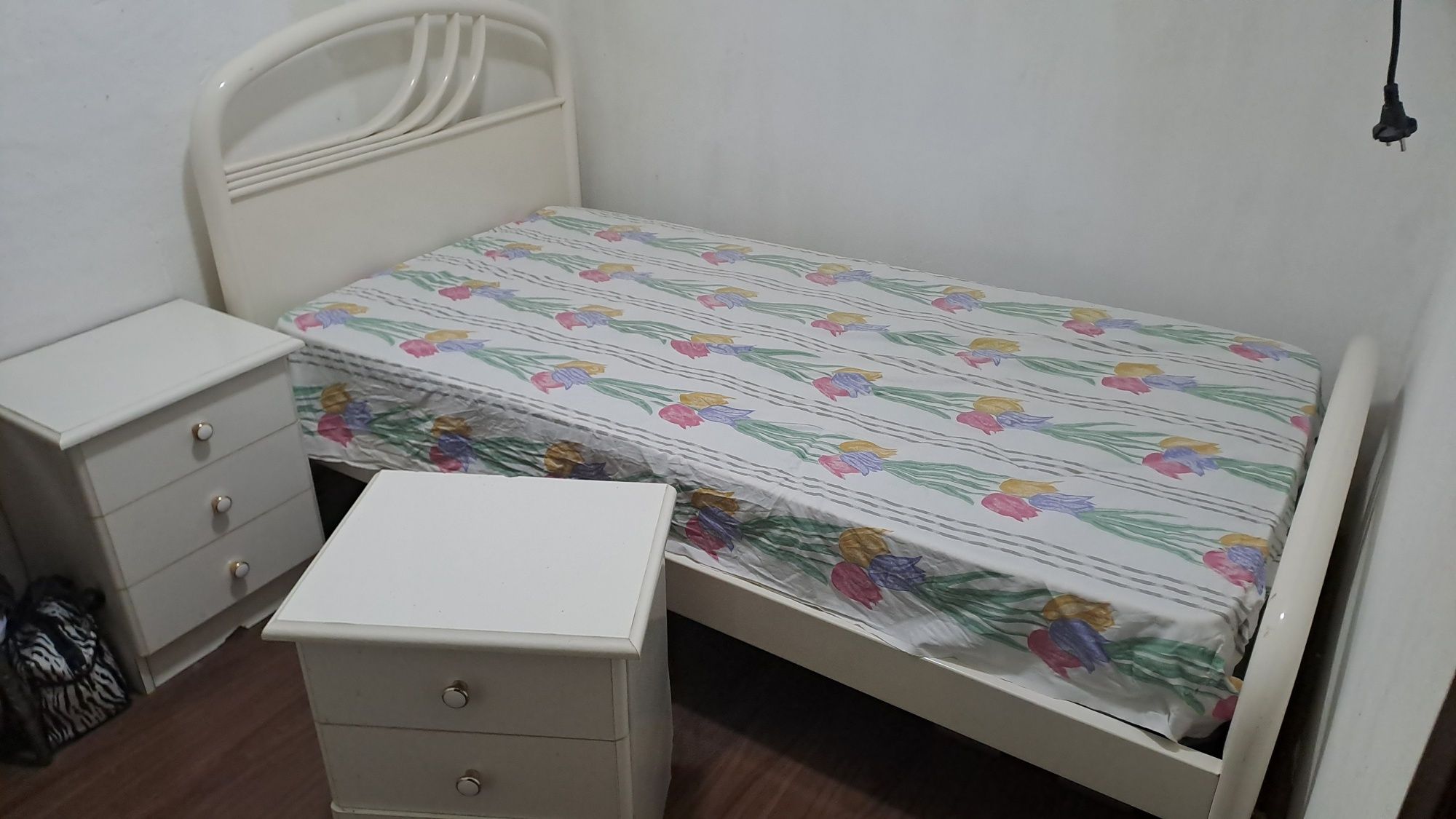 Cama individual 100x190 e mesinhas cabeceira